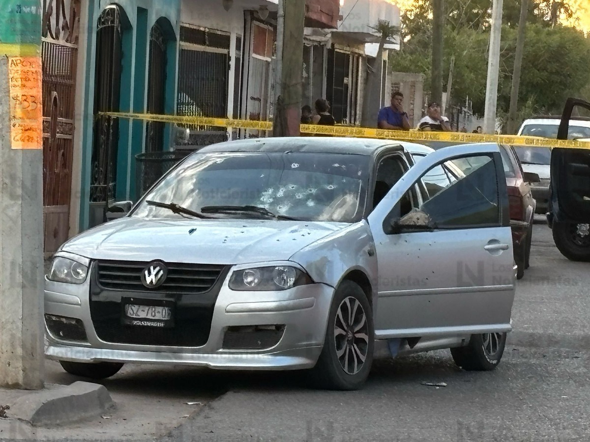 Ejecutan a balazos a un hombre cuando viajaba en un Jetta en la colonia Campo Bello en Culiacán
