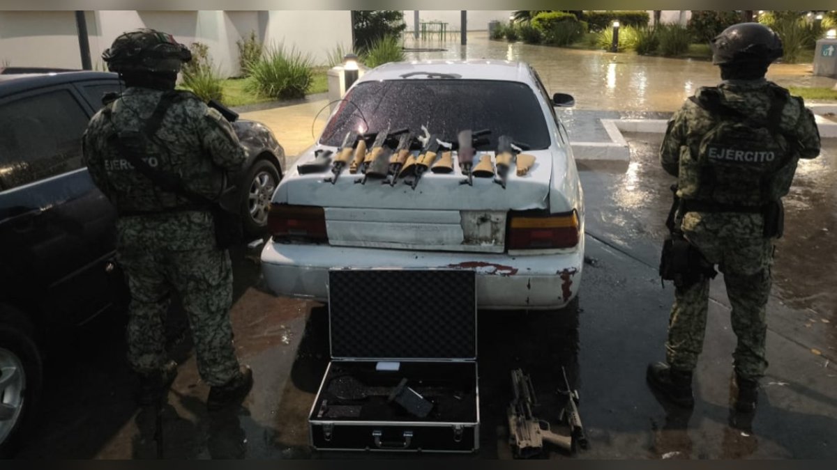 Abandonado y cargado con armas de grueso calibre, localizan un vehículo en Culiacán