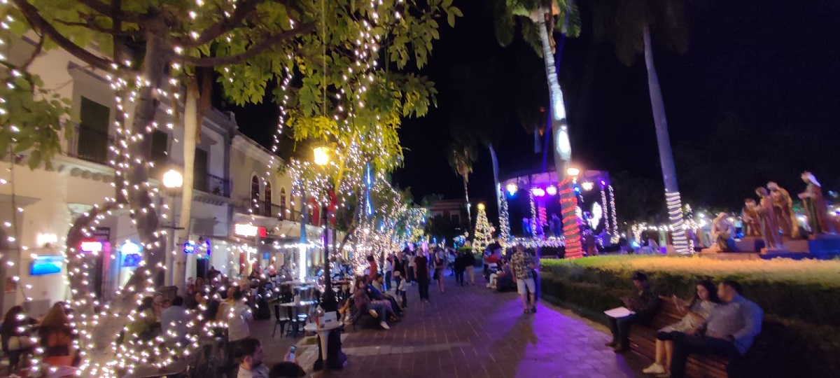 Encienden árbol navideño en la plazuela Machado, en Mazatlán