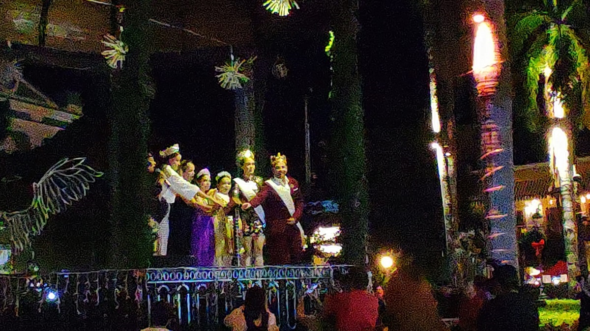 Encienden árbol navideño en la plazuela Machado, en Mazatlán