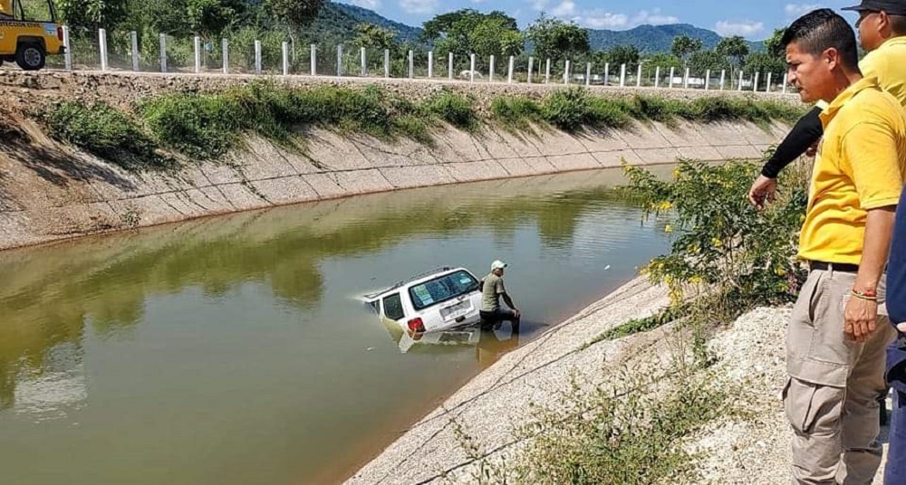 Localizan camioneta al interior de canal de riego en Rosario