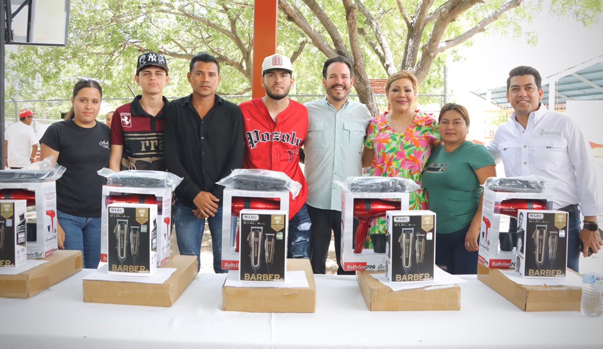 Entregan apoyos de Equipa Sinaloa a emprendedores de El Rosario