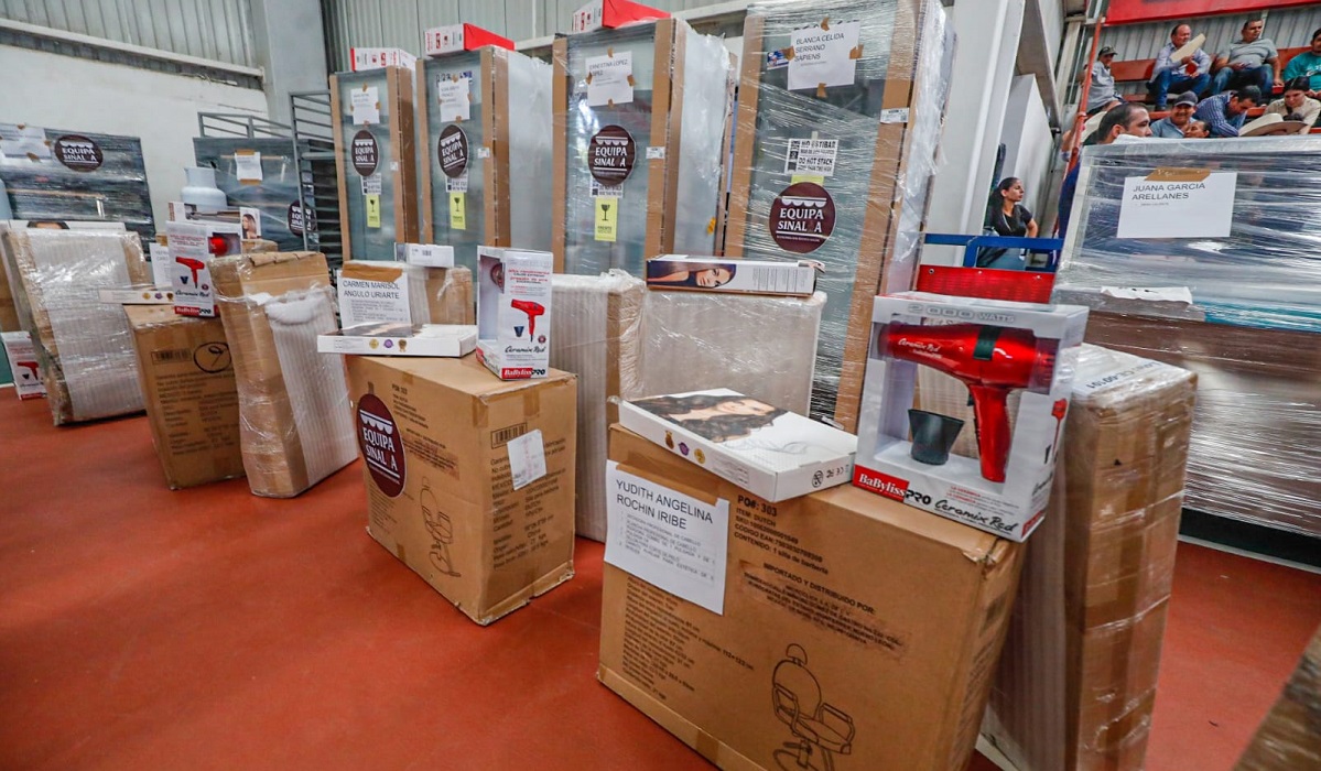 Entregan equipamiento a emprendedores en Badiraguato