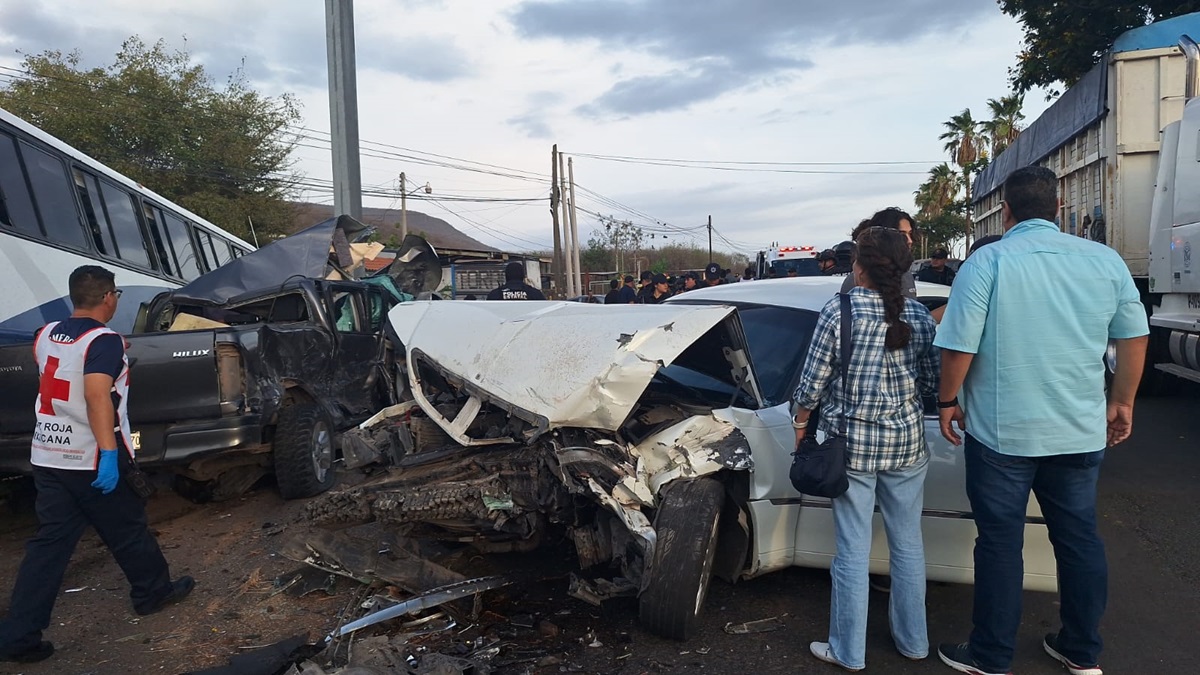 Fallece agricultor en encontronazo entre camión de pasajeros y dos vehículos en la salida sur de Culiacán