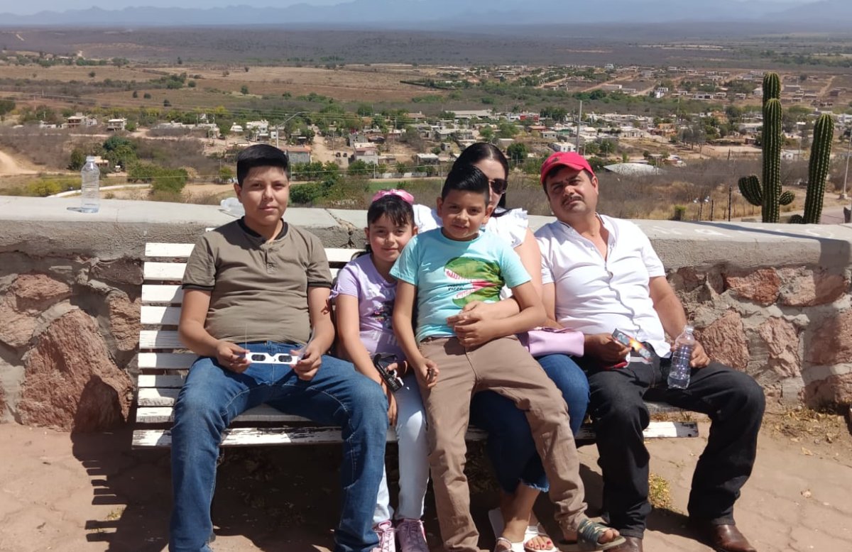 Familia sinaloíta crea un recuerdo inolvidable para sus hijos durante el eclipse solar en el cerro del Monje familia sinaloita