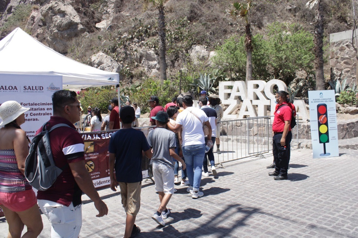 Turistas visitando el Faro de Mazatlán