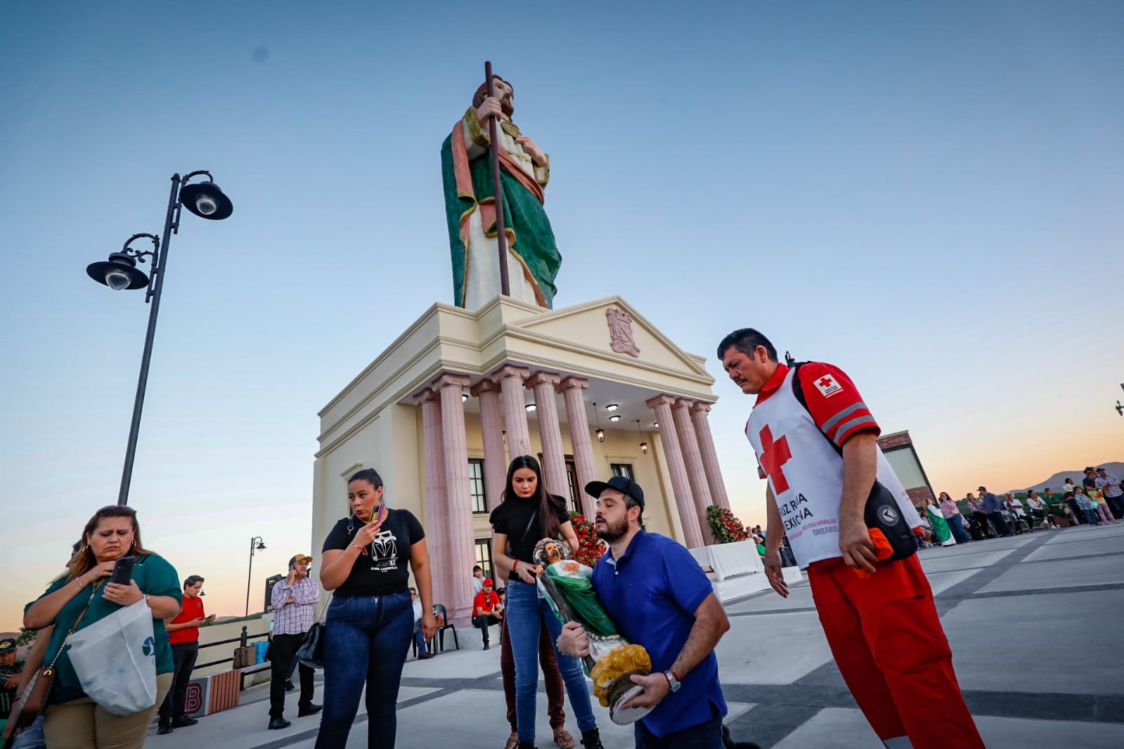 Ramsés Tapia subió de rodillas hasta la cima de la capilla de San Judas Tadeo en Badiraguato