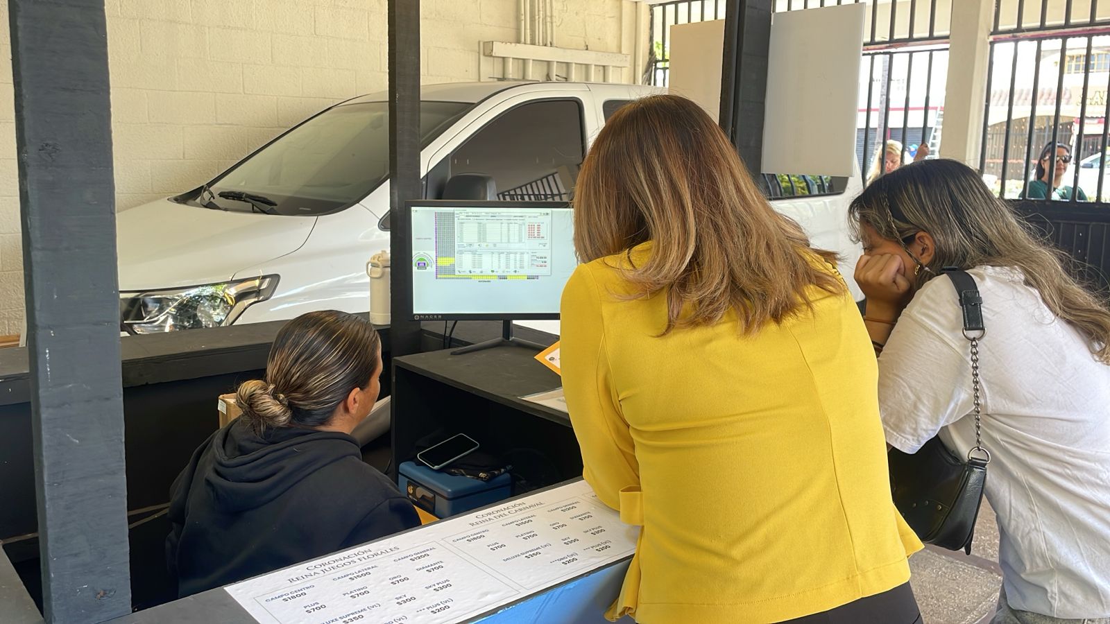 fila para venta de boletos del Carnaval taquilla