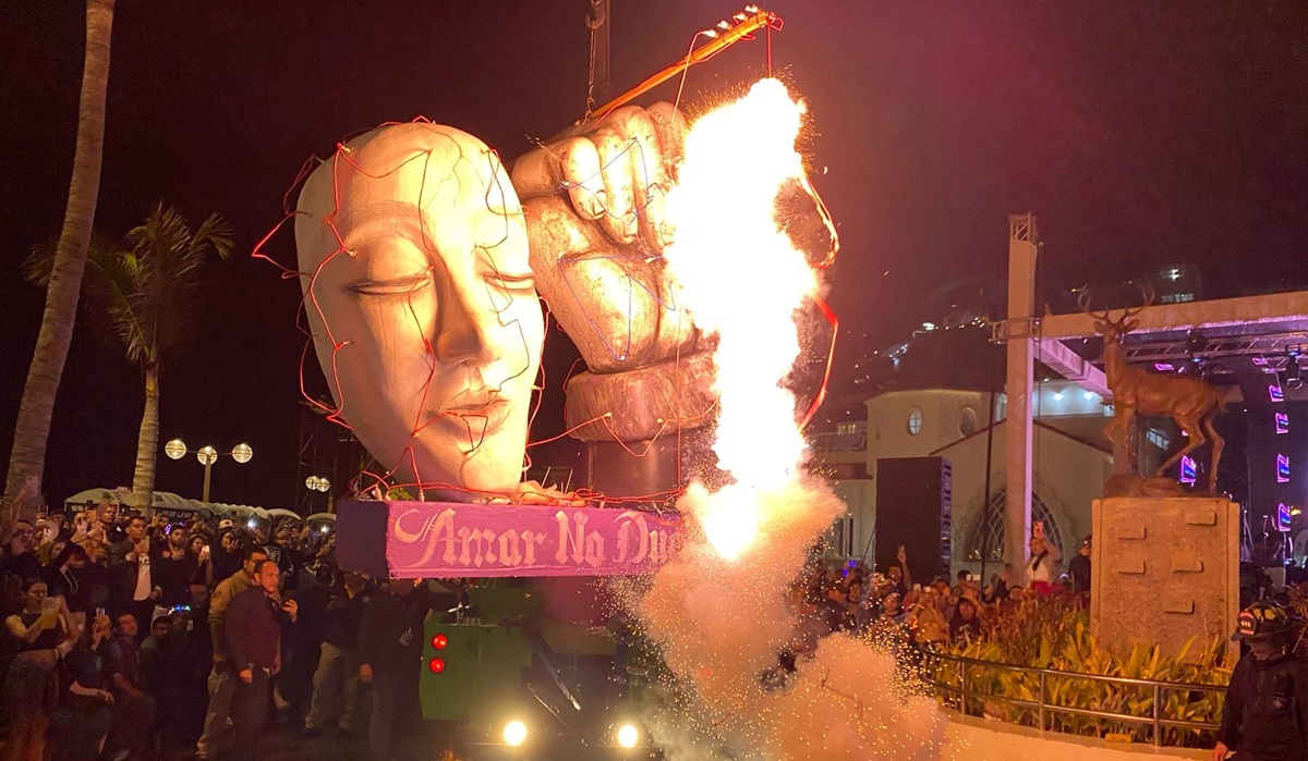 Cientos de personas viven la tradicional quema del Mal humor en el Carnaval de Mazatlán 2025 | Los Noticieristas