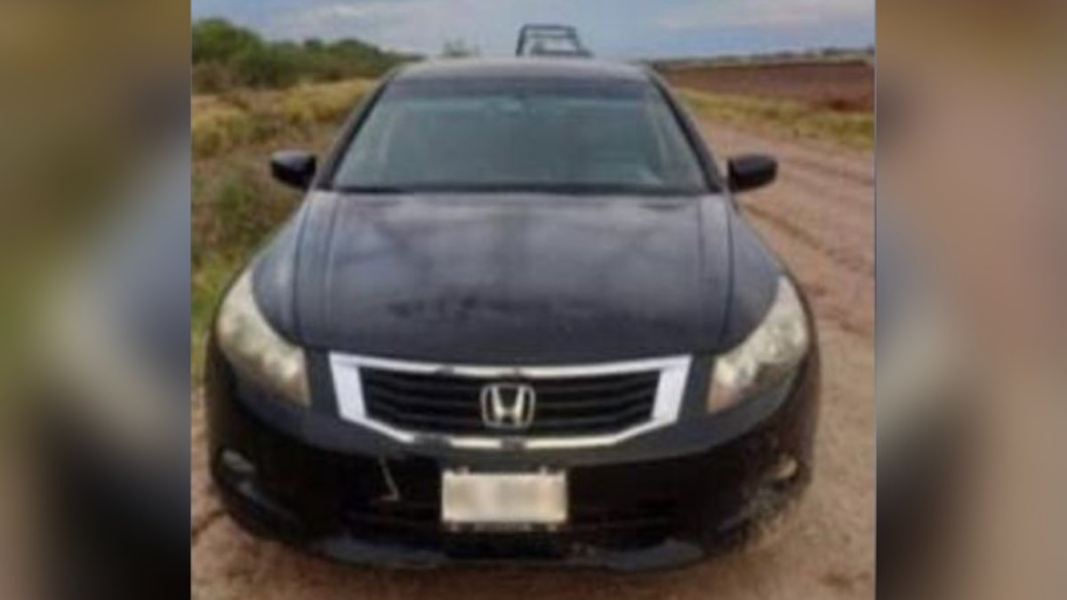 Hallan a un hombre encobijado y amarrado en el interior de un vehículo en el municipio de Sinaloa
