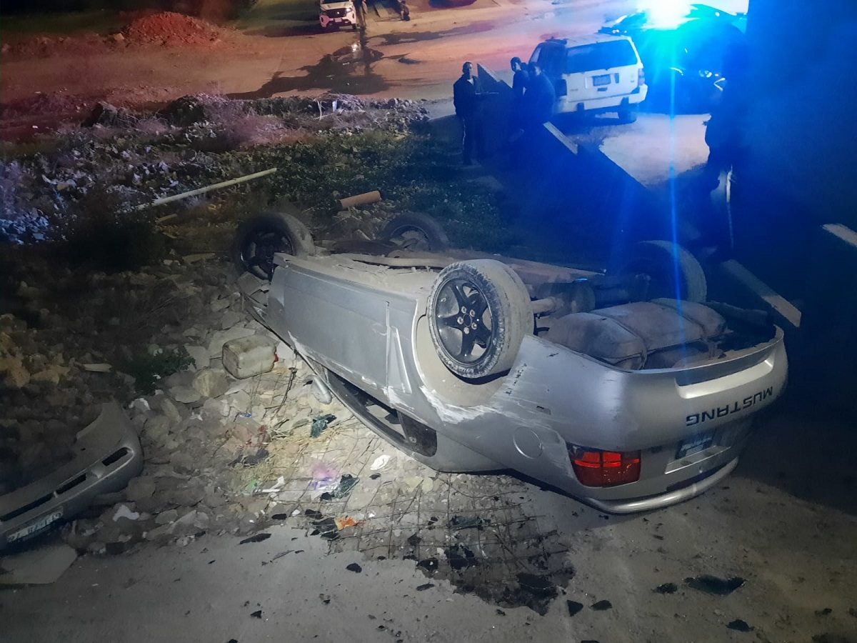 ¡Vive para contarla! Conductor de Mustang cae de una altura aproximada de 10 metros en Alturas del Sur, Culiacán