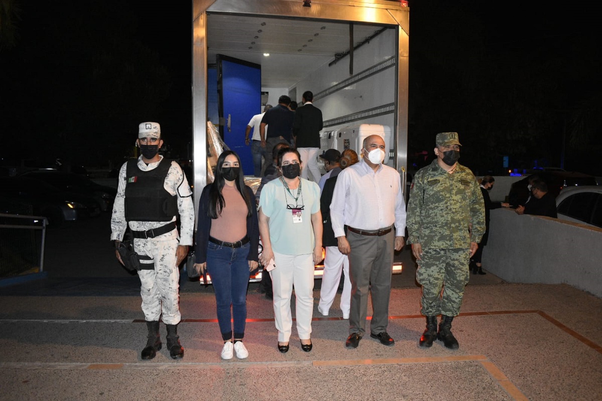 IMSS recibe 200 mil dosis de AstraZeneca para vacuna de refuerzo y rezagados