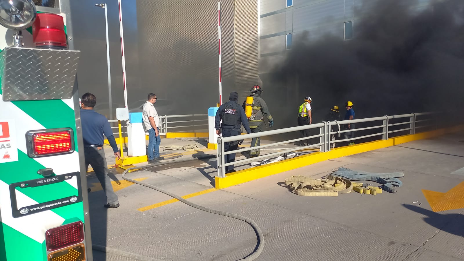 Incendio de vehículo en estacionamiento de un edificio, moviliza a cuerpos de emergencia en Culiacán