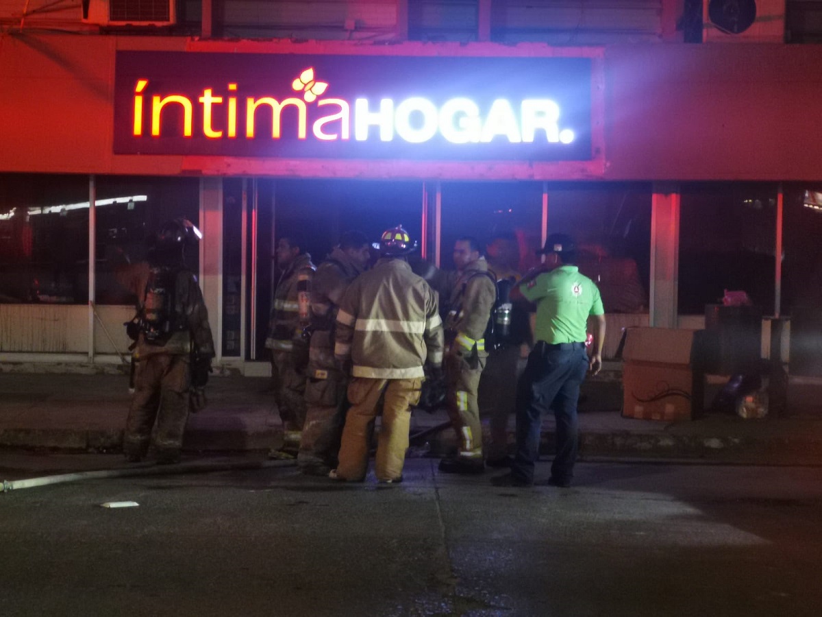 Se incendia local del Centro de Los Mochis