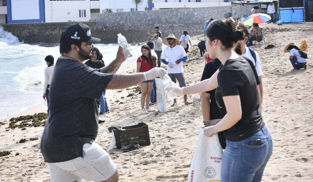 Llevan la limpieza a Playas Pinitos en Mazatlán; tres dependencias municipales se sumaron Jornada de limpieza en playa Pinitos, en Mazatlán