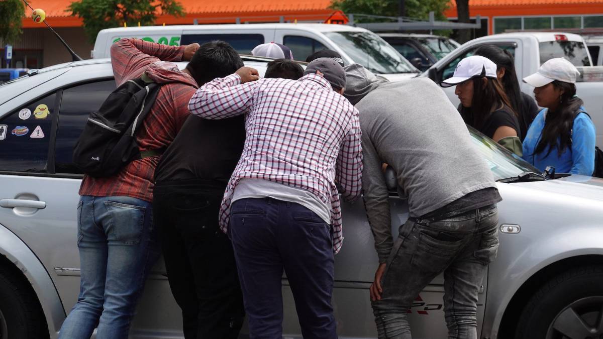 Jornaleros se abalanzan sobre un coche en busca de trabajadores de un restaurante