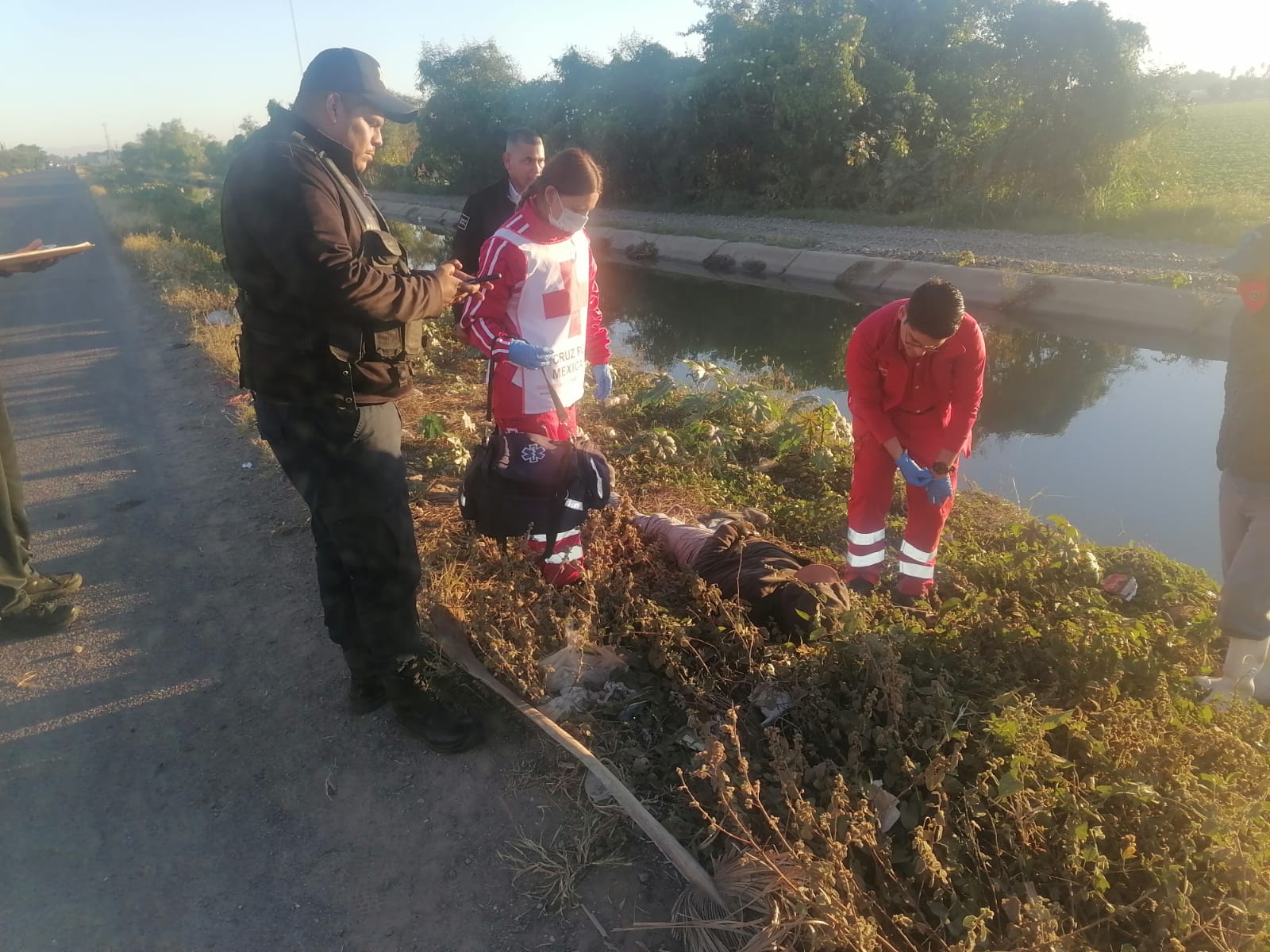 joven derrapa en su moto al viajar por la carretera a Las Glorias