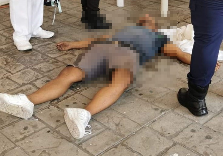 Se desploma joven a las afueras del Ayuntamiento de Mazatlán; presuntamente por el calor