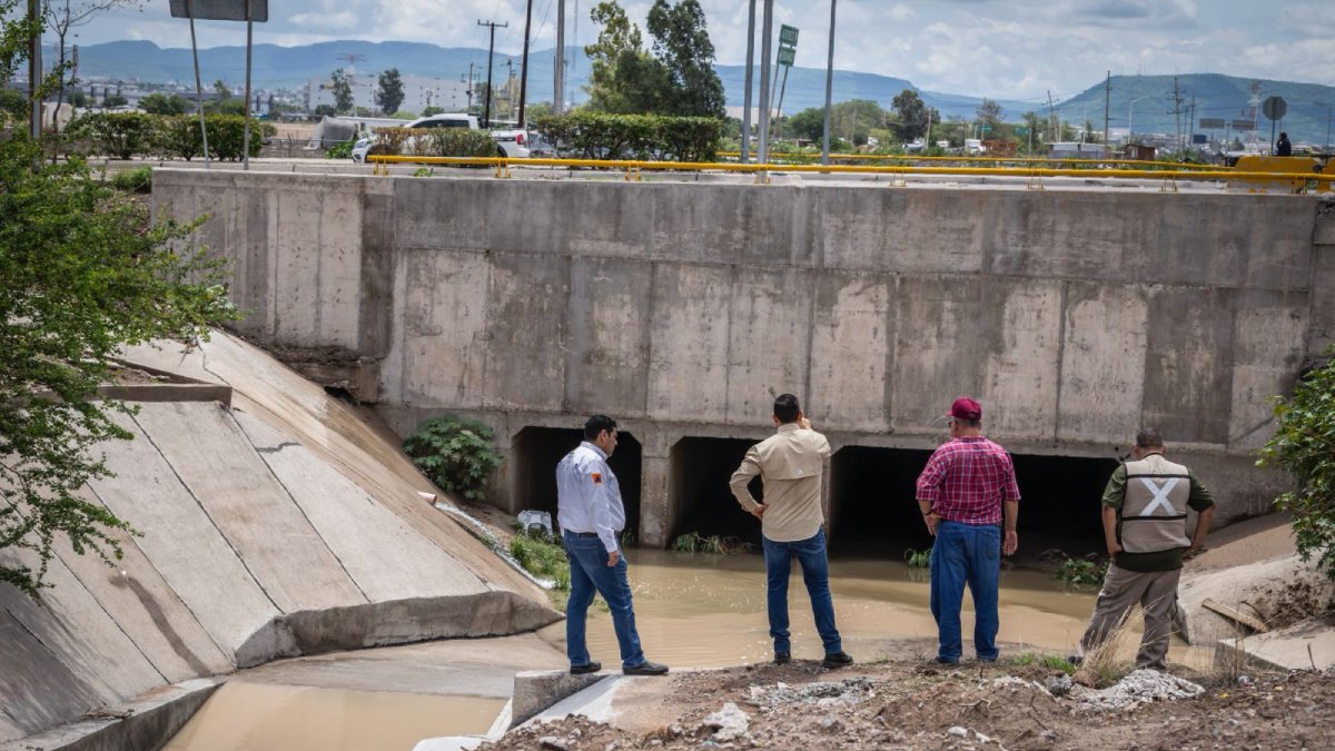 Gámez Mendívil realiza trabajos de supervisión en canales y arroyos que fueron rebasados por las lluvias