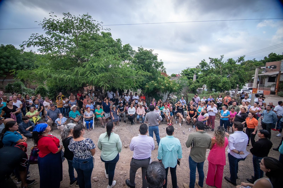 Vecinos dialogan con el alcalde de Culiacán sobre las necesidades de su colonia