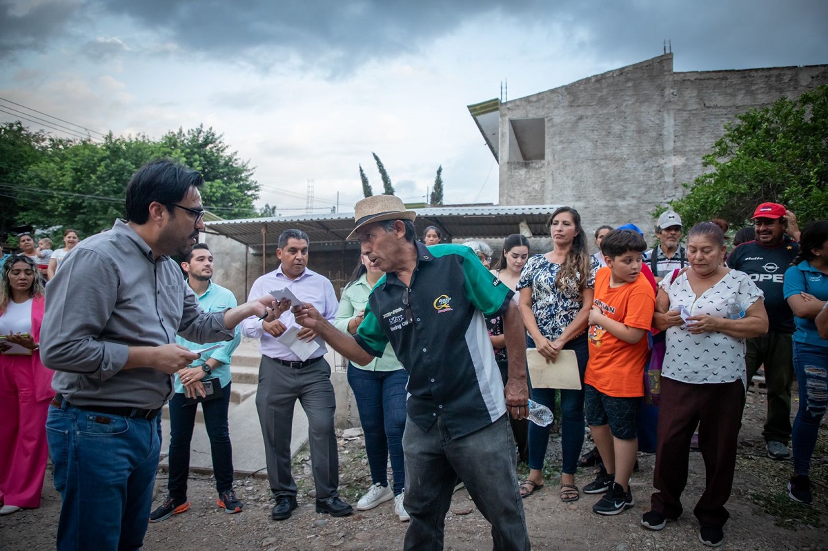 Vecinos dialogan con el alcalde de Culiacán sobre las necesidades de su colonia