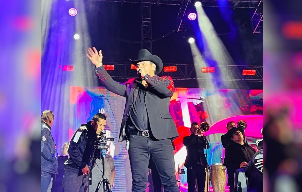 Julión Álvarez pone a cantar y bailar a Badiraguato en su 418 aniversario