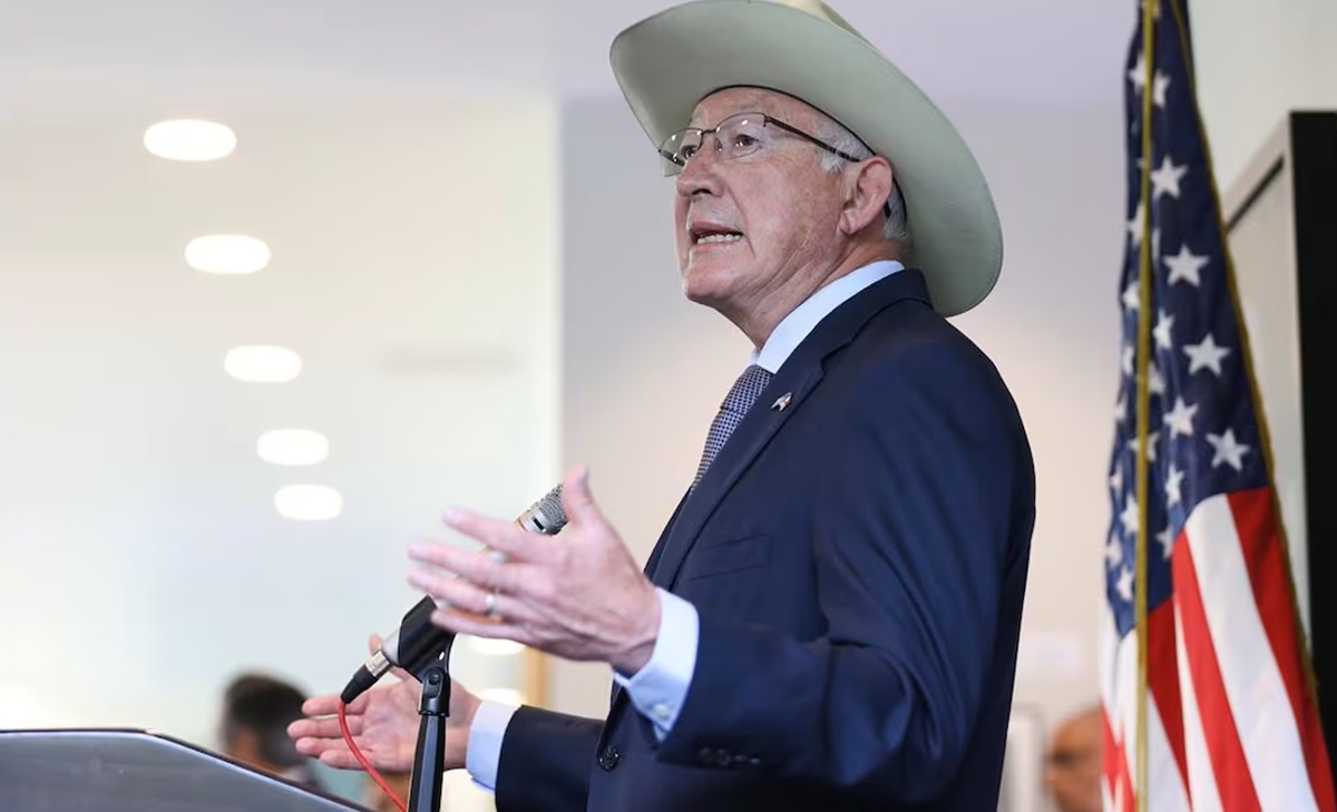 Ken Salazar en conferencia de prensa