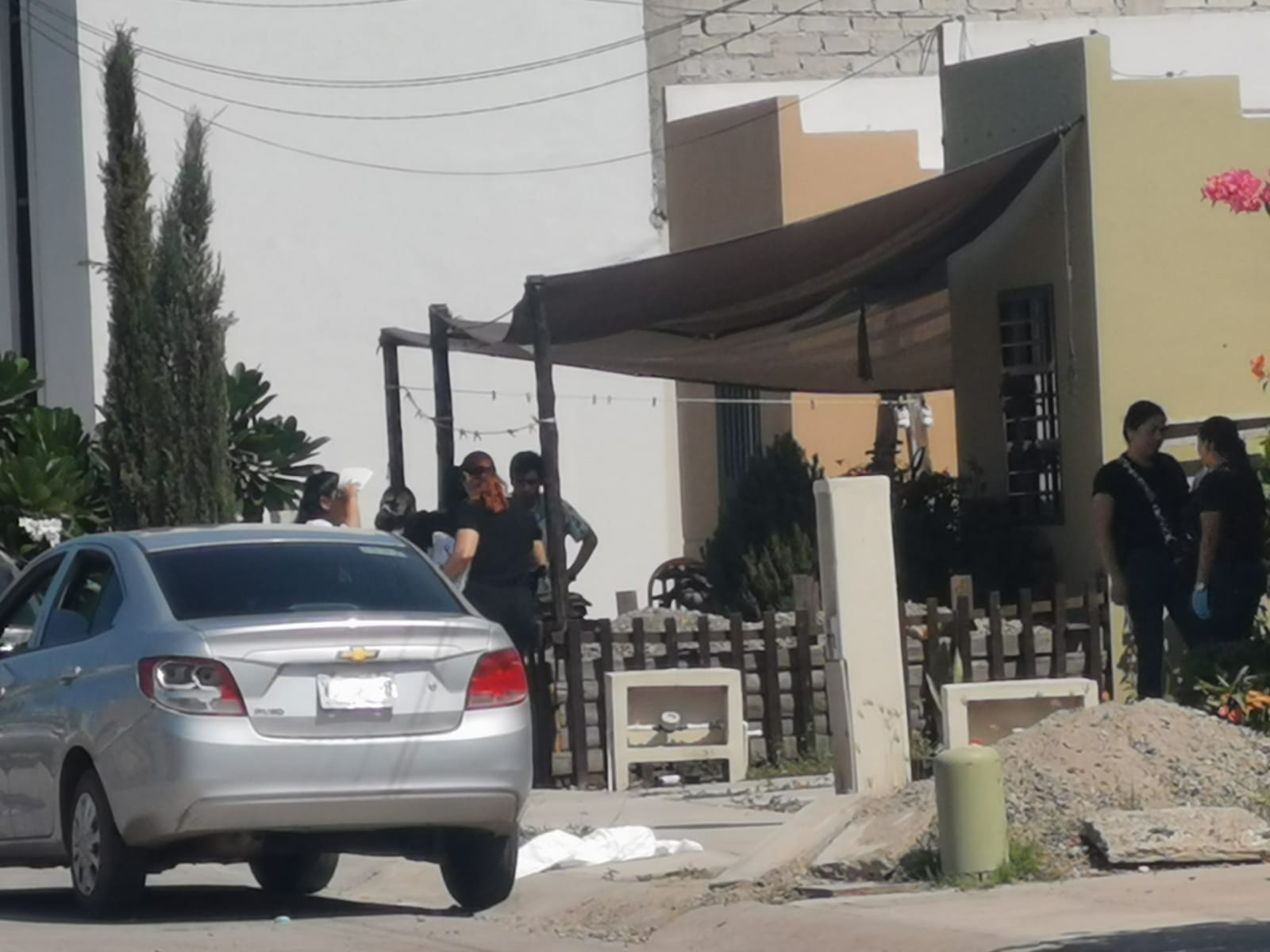 Levanta los cuerpos de las niñas asesinadas presuntamente por su padre