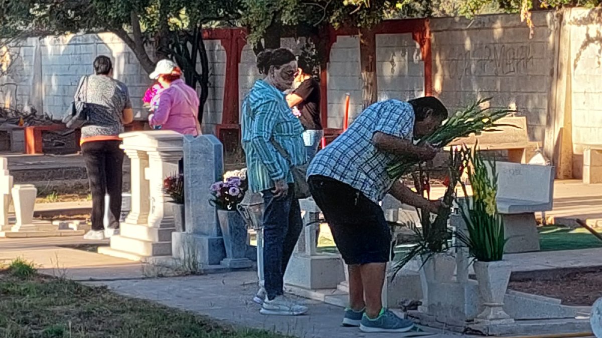 limpian tumbas en panteón para celebrar Día de muertos