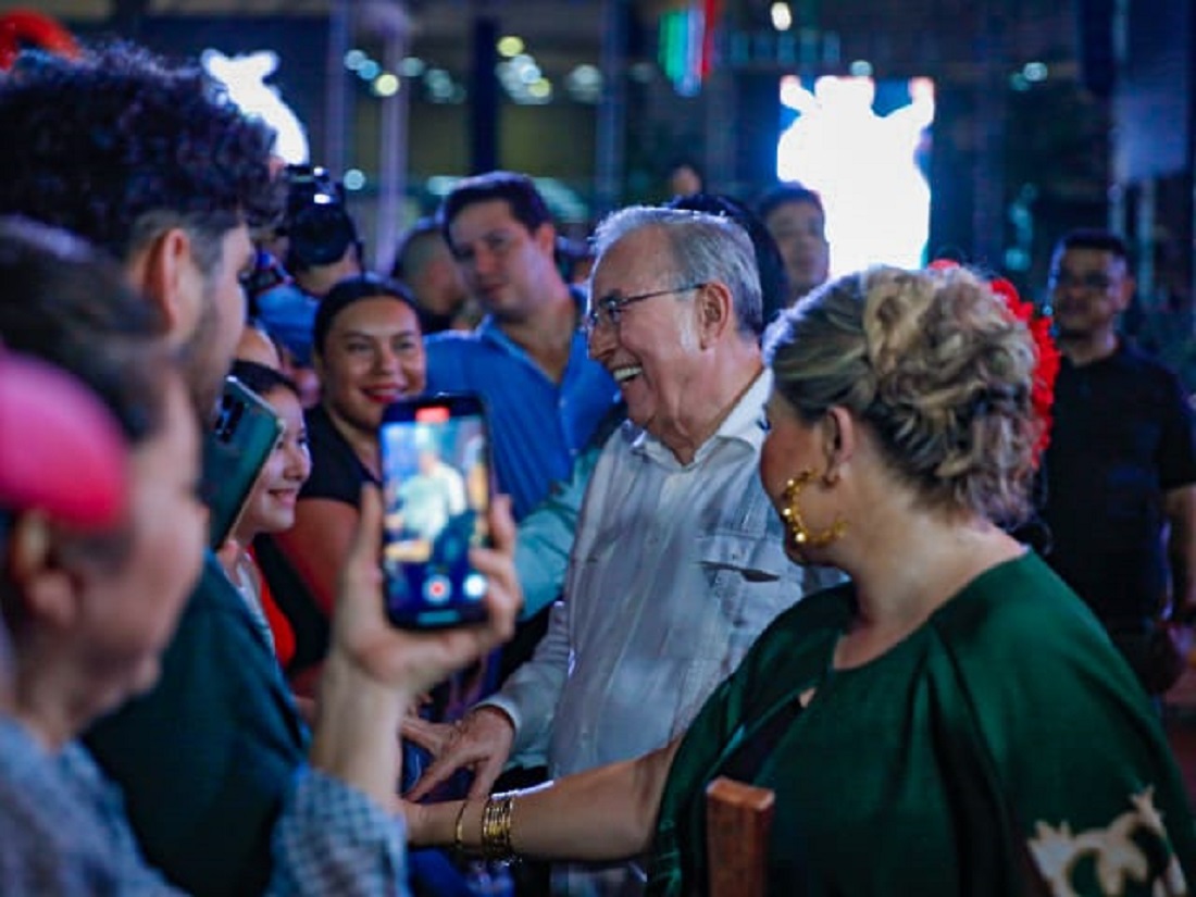 Rubén Rocha Moya y Eneyda Rocha Ruiz saluda a la población previo al Grito de Independencia