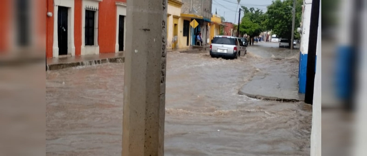 ¡Se cae el cielo en El Fuerte! Intensa lluvia convierte sus calles en arroyos ¡Se cae el cielo en El Fuerte! Intensa lluvia convierte sus calles en arroyos