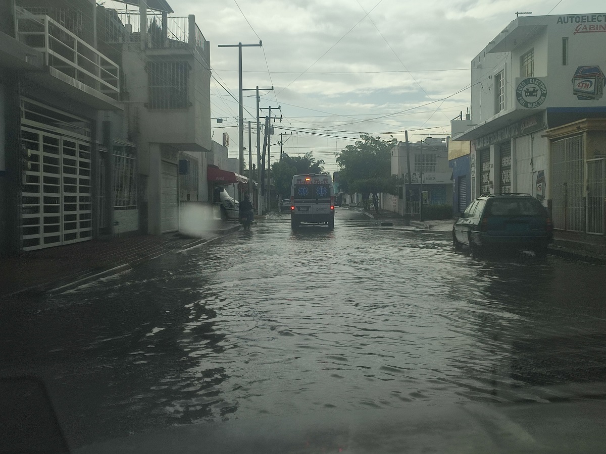 Mazatlán amanece con lluvias; reportan encharcamientos en zonas bajas de la ciudad