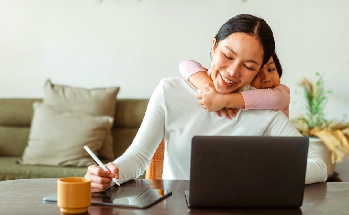 Madre soltera trabajando junto con su hija