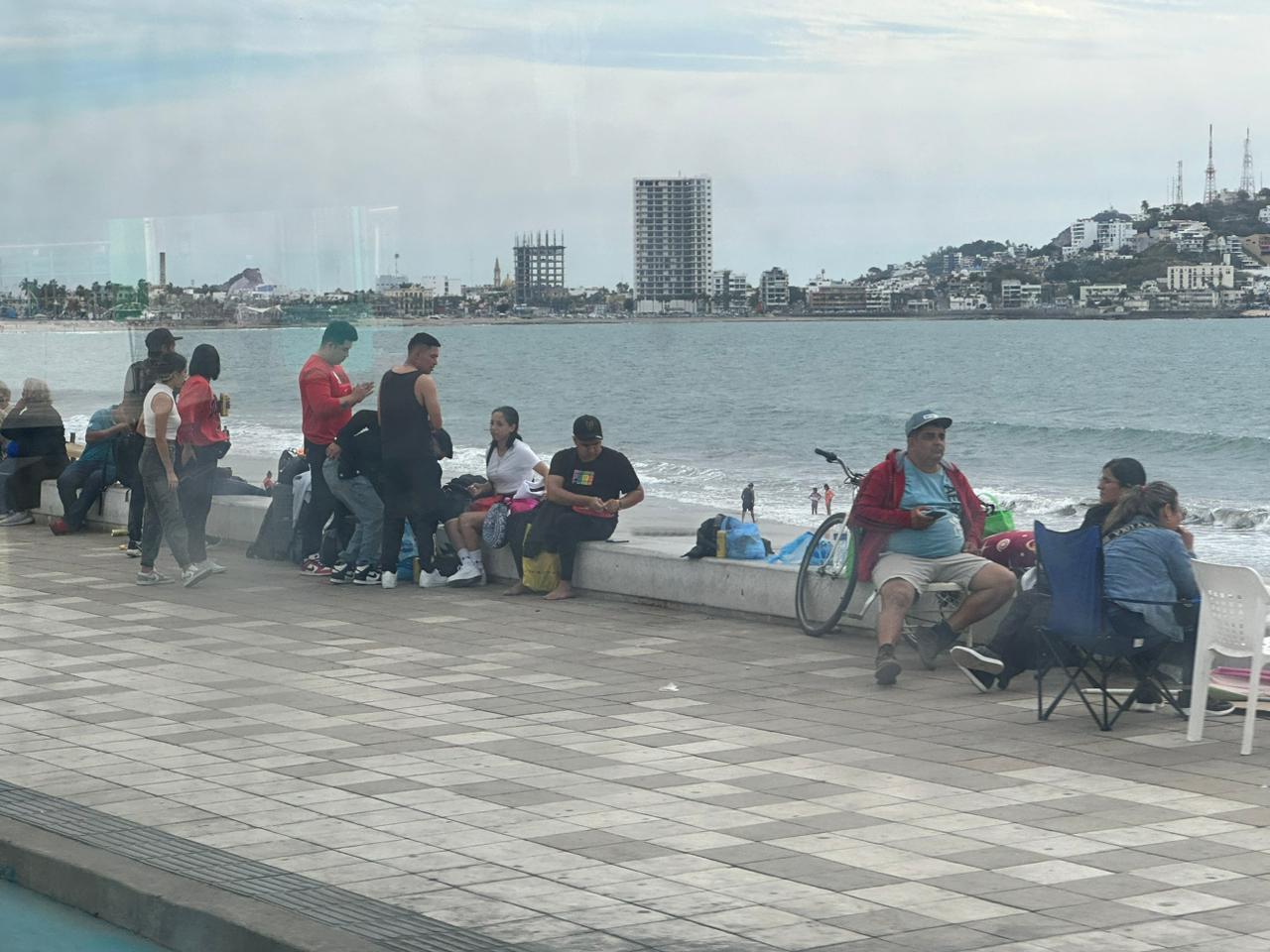 Y en Mazatlán, ¿La gente es necia? Pues… hacen caso omiso y se vuelven a instalar en el Malecón