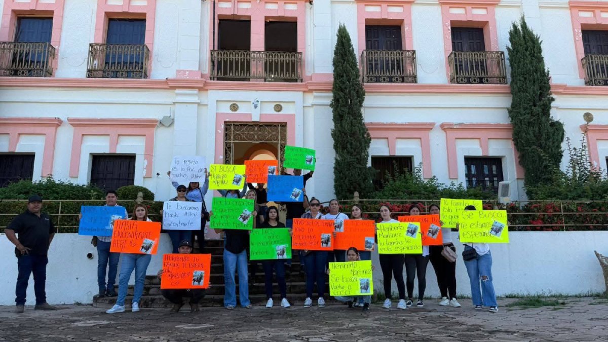 Jesús Heriberto desapareció en tramo carretero Agua Verde – El Rosario; familiares, amigos y vecinos se manifiestan frente al Palacio Municipal de El Rosario