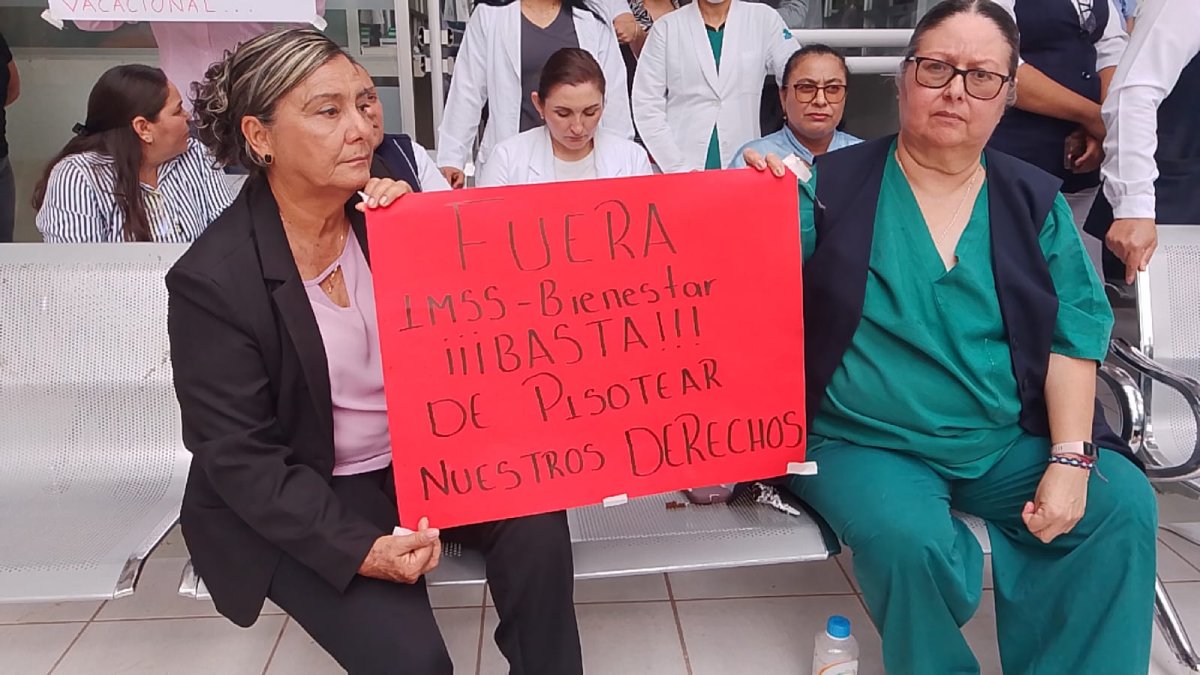 Pancarta donde se lee: Fuera IMSS-Bienestar ¡¡¡BASTA!!! De pisotear nuestros DERECHOS.