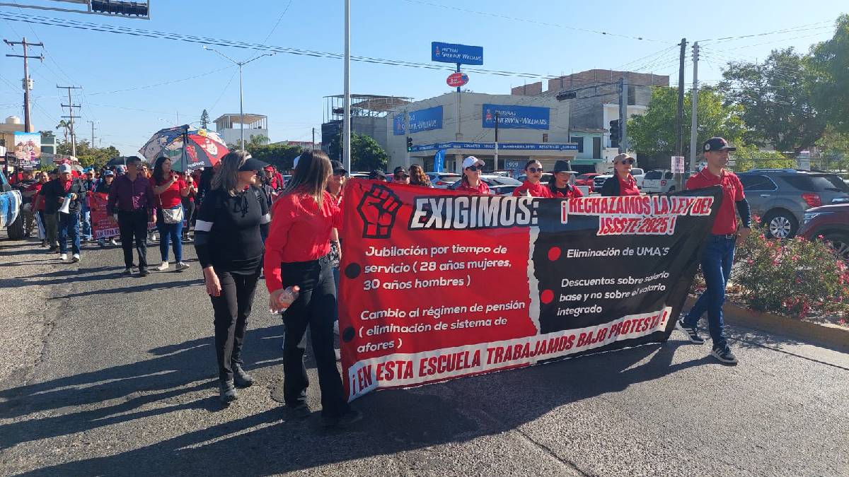 Cientos de maestros de la región norte salieron a marchar en Los Mochis contra la reforma del Issste