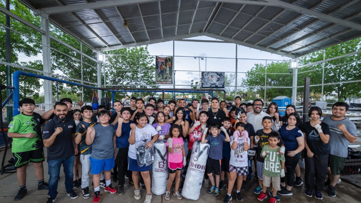 Marco Verde motiva a jóvenes deportistas en gimnasio de box "El Guillén" en Culiacán