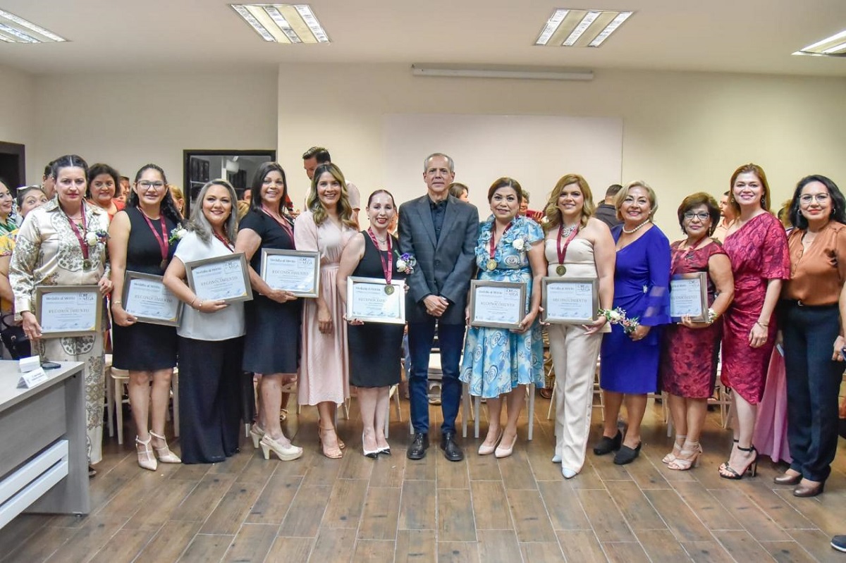 Ocho mujeres de Ahome reciben la medalla “Lore de la Vega 2024” en sesión solemne