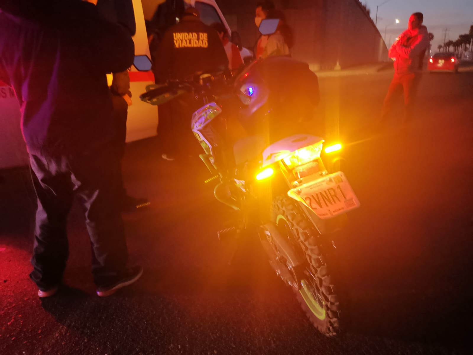 Pareja de motociclistas son embestidos por la conductora de camioneta a la entrada de Los Mochis