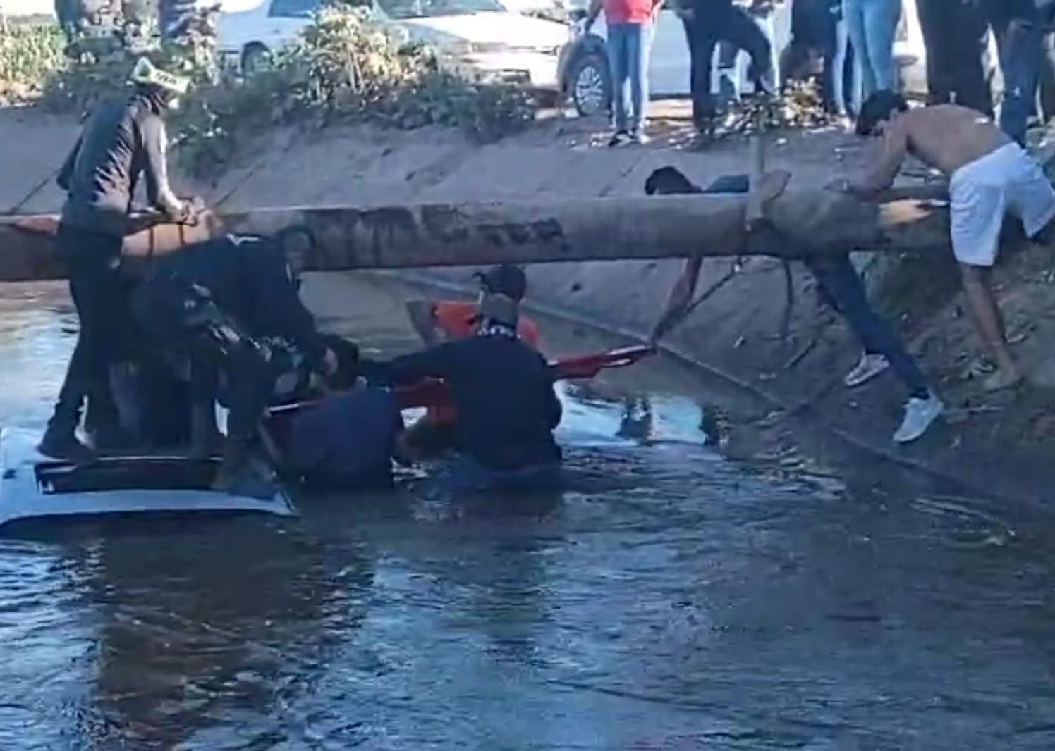 Mujer resulta lesionada al caer en su vehículo a un canal de riego en Navolato