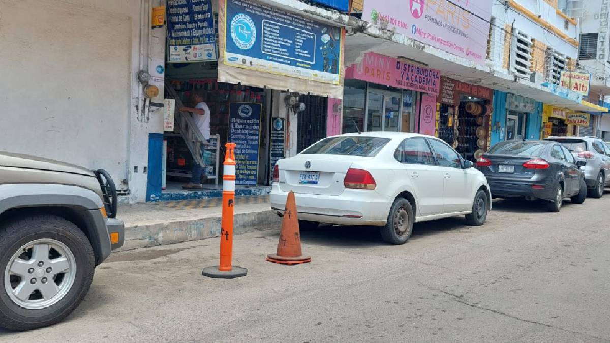 "Negocios se aferran apartar lugares en la calle sin tener permiso": Comandante de tránsito, Juan Sergio Camacho Torres "Negocios se aferran apartar lugares en la calle sin tener permiso": Comandante de tránsito, Juan Sergio Camacho Torres