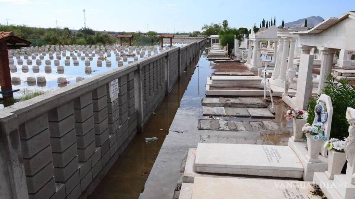 ¡Ni los muertos se salvan! Lluvias provocan inundación en panteón privado de Torreón, Coahuila ¡Ni los muertos se salvan! Lluvias provocan inundación en panteón privado de Torreón, Coahuila