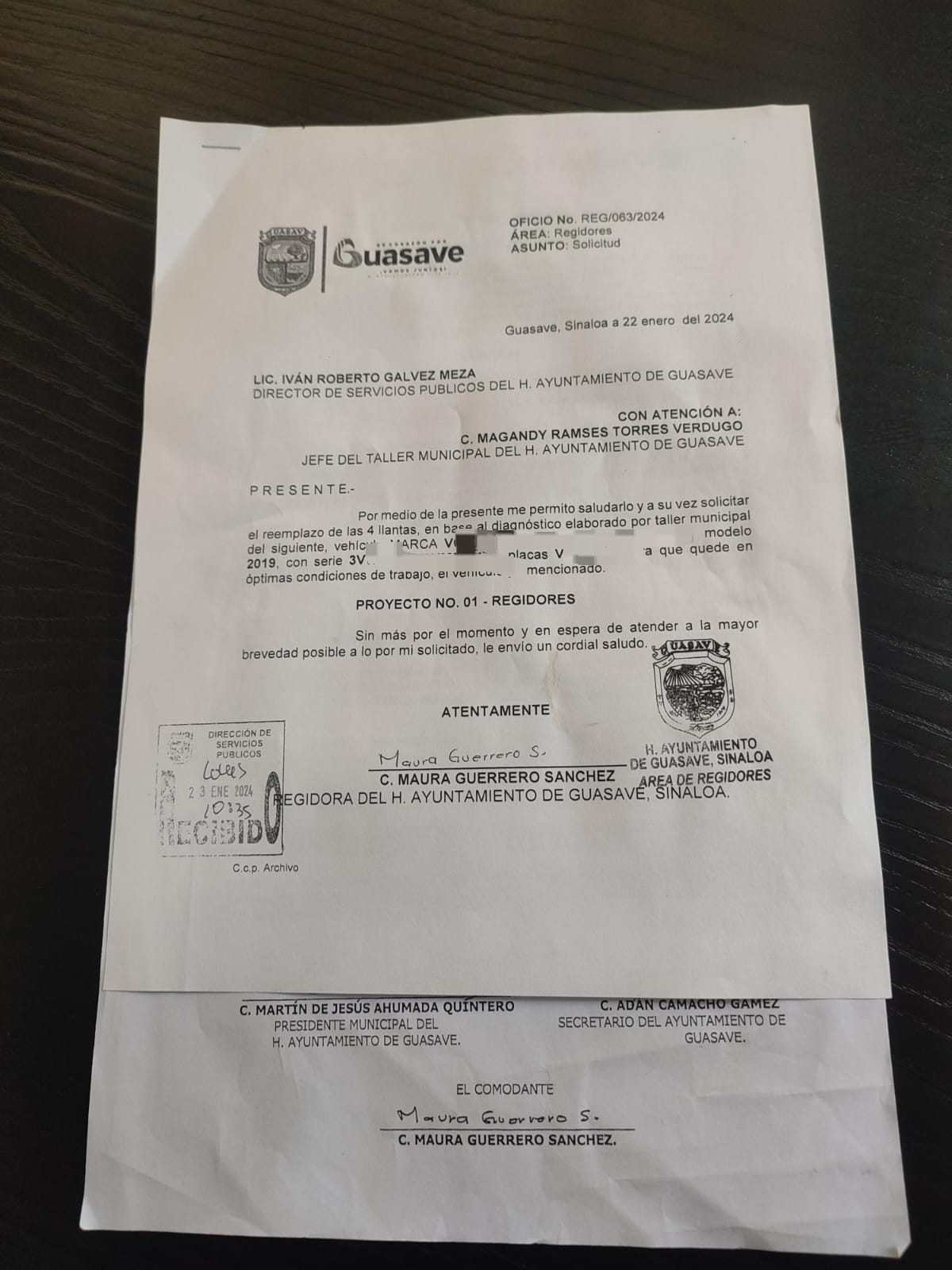 Oficio donde regidora Maura Guerrero, de Morena, pide llantas para su carro al Ayuntamiento de Guasave