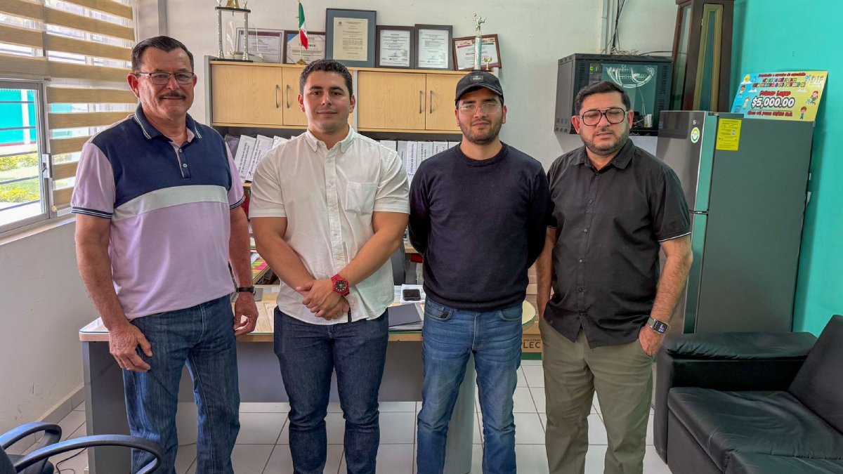 Pablo Cárdenas Castro, Director del Plantel Icatsin Guasave, y el Lic. Blas Osvaldo Leyva Rendón, jefe del Departamento de Vinculación