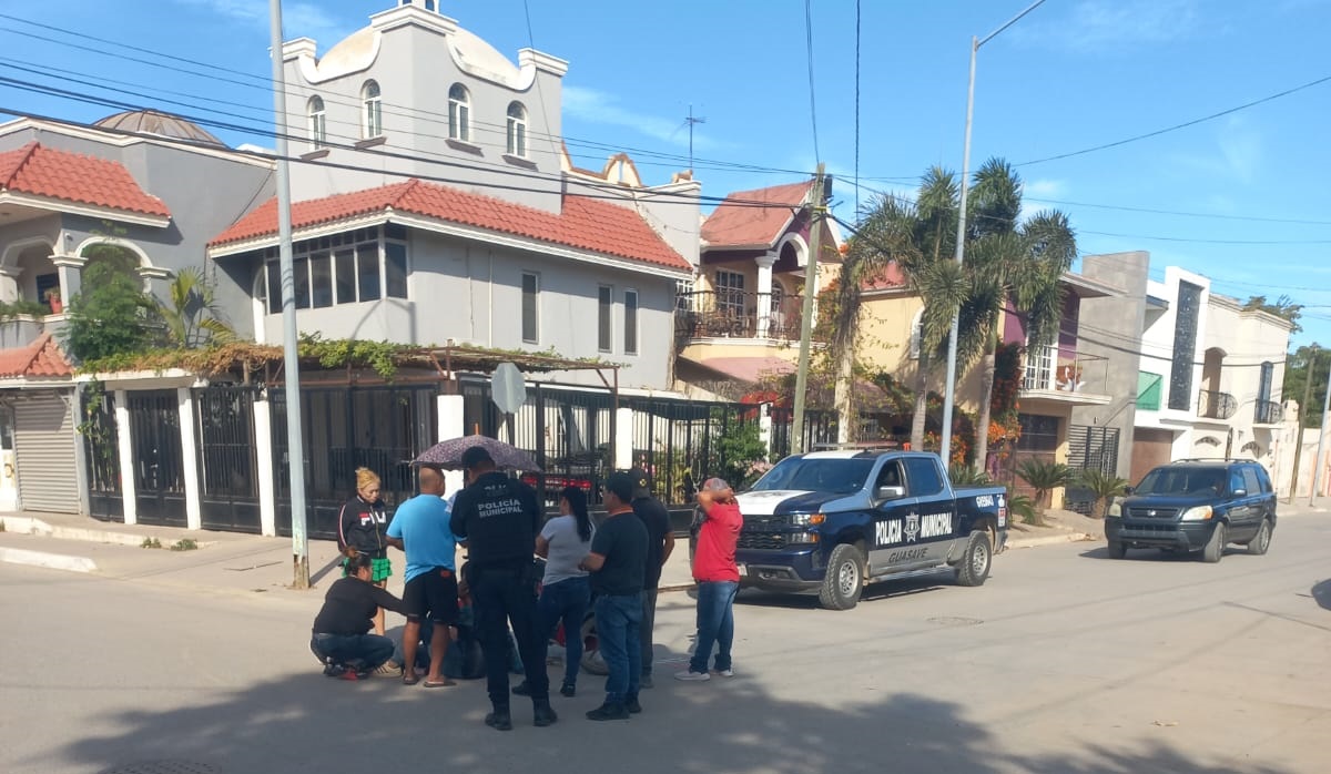 Pareja resulta lesionada tras ser impactados por vehículo en Leyva Solano, en Guasave