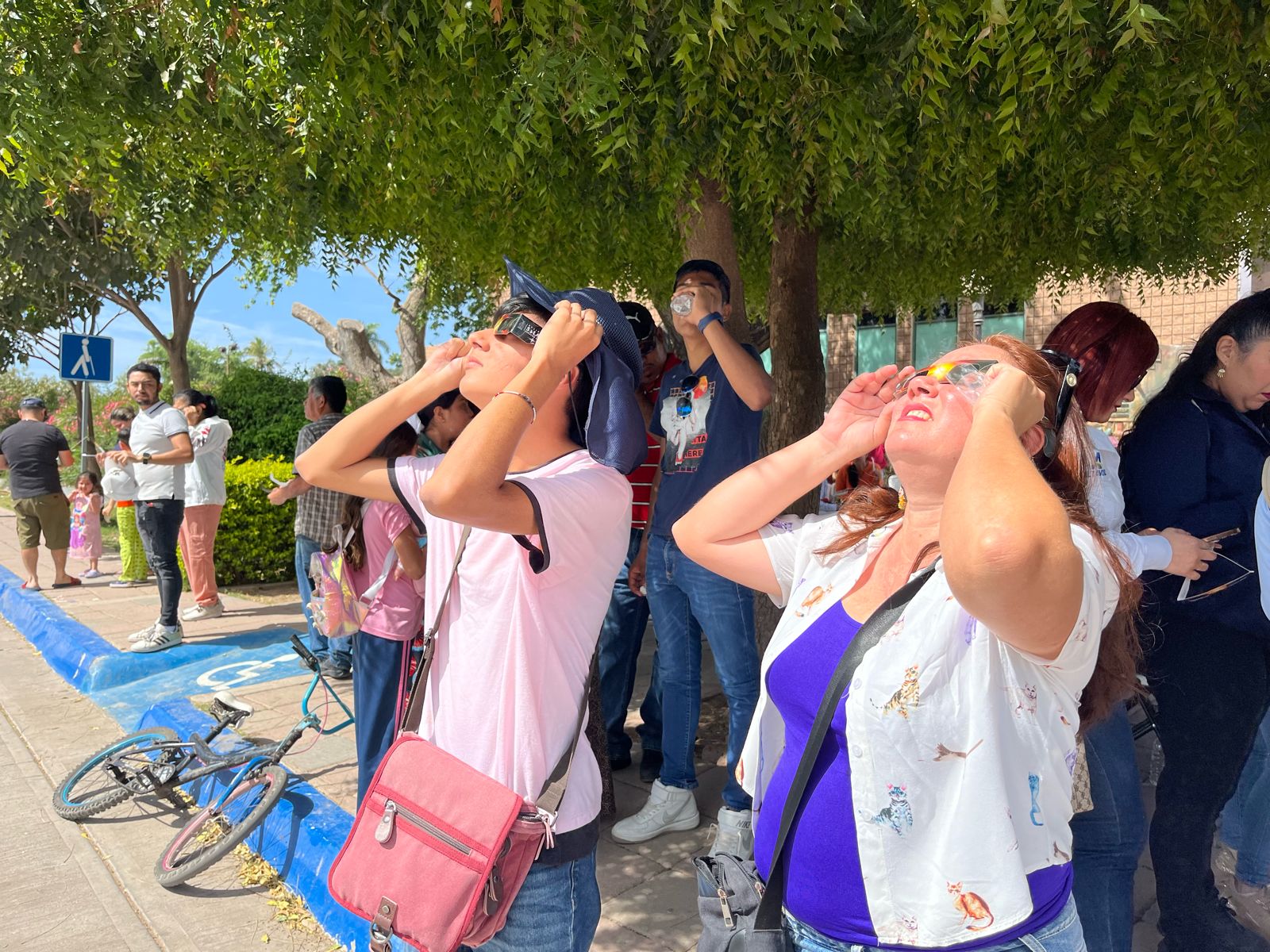 personas-observan-el-eclipse-en-guasave11