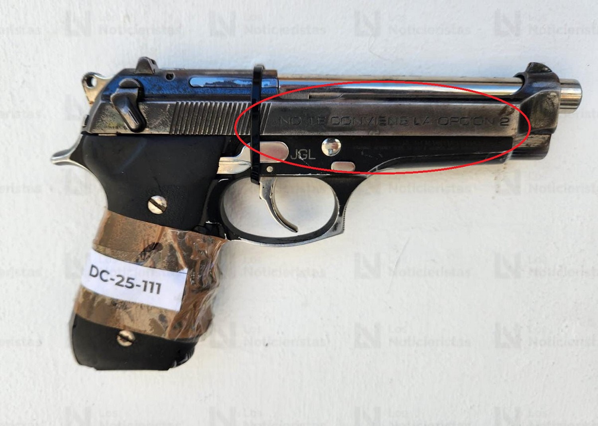"No te conviene la opción 2", la leyenda en una pistola grabada con JGL en destrucción de armas de Sinaloa