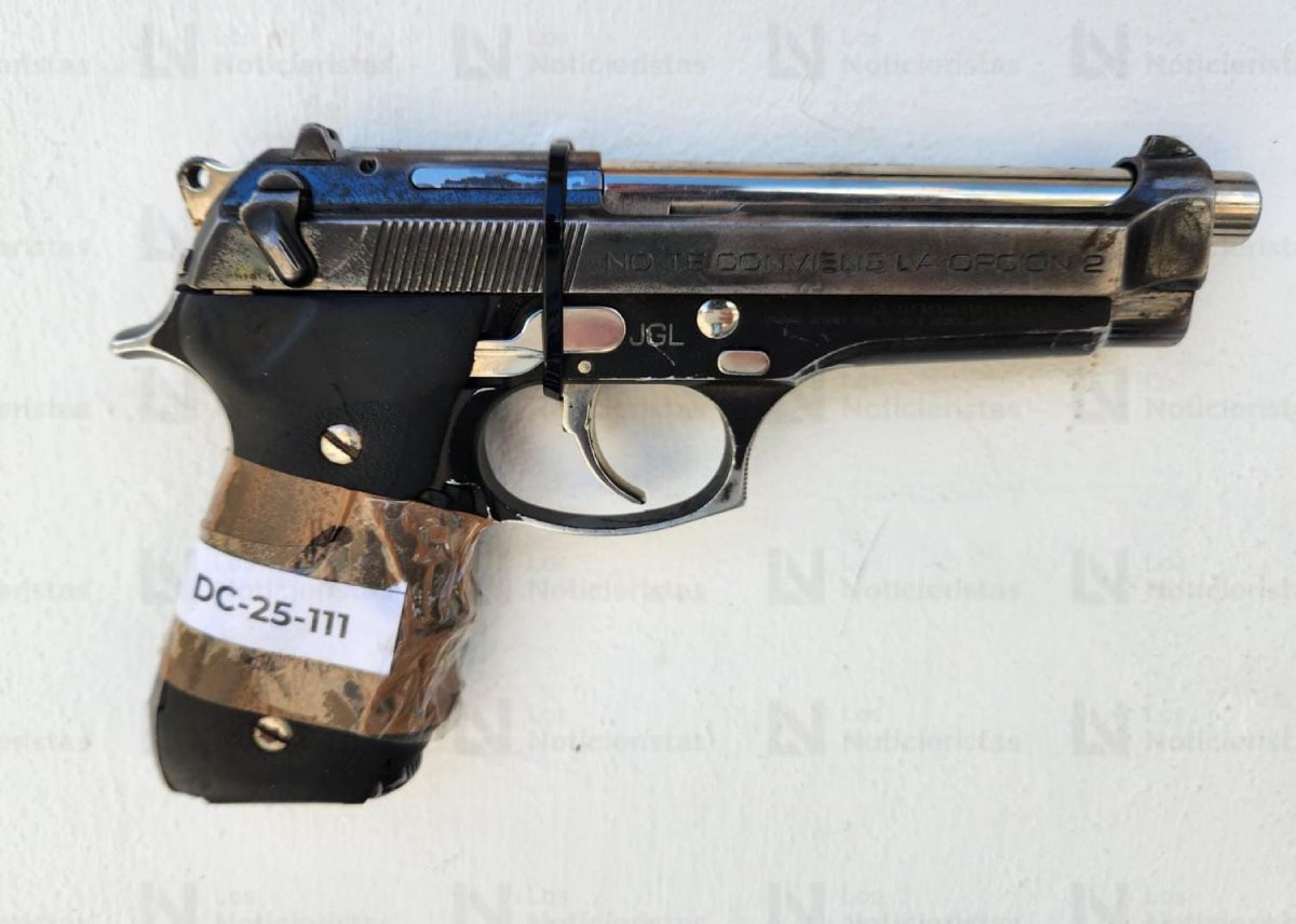 Pistola con la leyenda grabada "No te conviene la opción 2" en la corredera