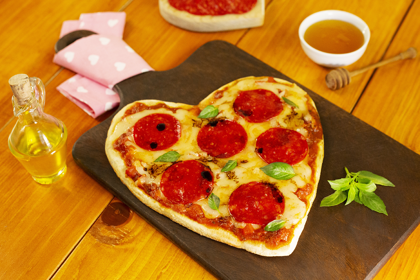 Pizza en forma de corazón de pepperoni